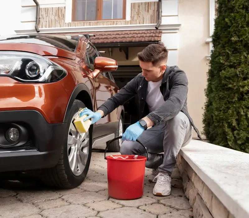 Lavage auto à domicile Évrecy : professionnel intervenant sur un véhicule